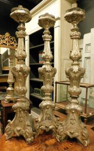 LAMP233 - N.3 Candelieri argentati, epoca '700, misura cm L 25 x H 105 x P 25